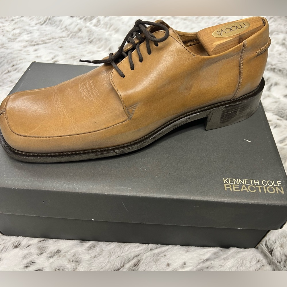 Kenneth Cole tan men’s dress shoes size 10. Note not original box. Leather.
